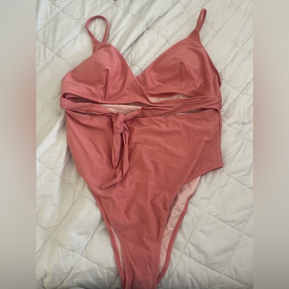 Cupshe Swimsuit - Picture 2 of 3